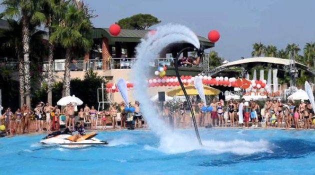 Turistlere havuzda flyboard gösterisi