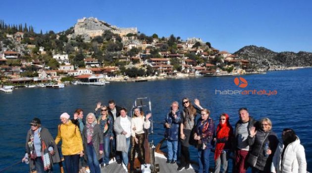 Turistlerin kış ortasında Kekova keyfi