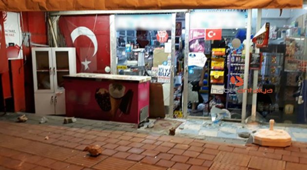 Türk bayrağı asılı marketi yakmak istemişler