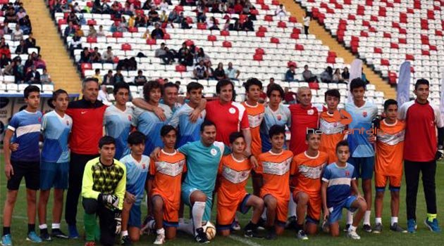 Türk futbolunun efsaneleri gençlerle aynı sahada