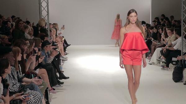 TÜRK MODACI LONDRADA MODA HAFTASINDA GÖZ KAMAŞTIRDI