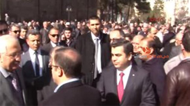 VALİ TÜRKER’İN ANNESİ TOPRAĞA VERİLDİ