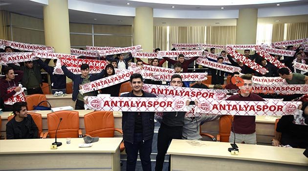 Tütüncü’den gençlere Antalyaspor kaşkolü