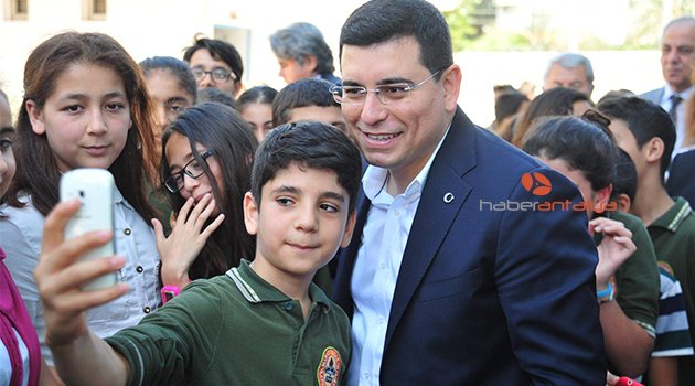 TÜTÜNCÜ’DEN MEZUN OLDUĞU OKULUN ÖĞRENCİLERİNE DESTEK