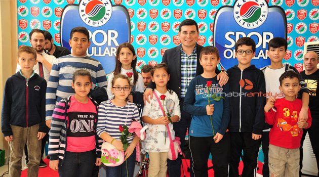 TÜTÜNCÜ'DEN DOĞUM GÜNÜ SÜRPRİZİ
