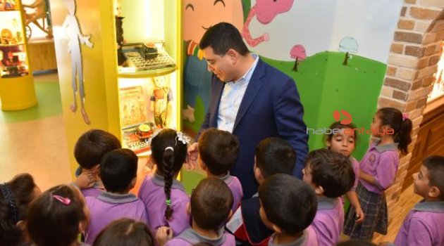 Tütüncü'den minik ziyaretçilere rehberlik
