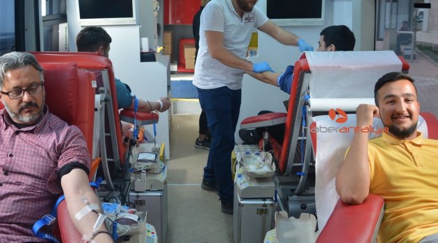 Üç günde 300 ünite kan bağışı