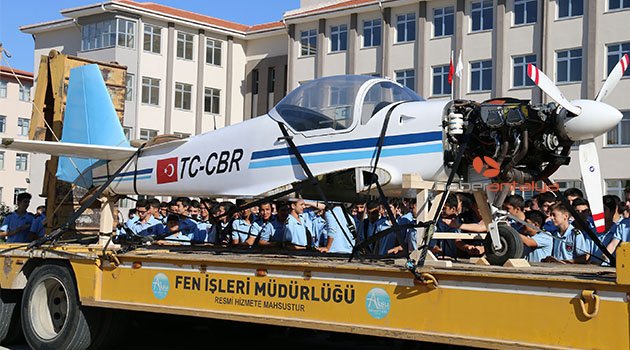 Uçak okuluna tırla uçak geldi