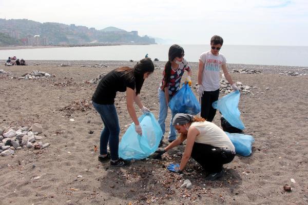 Üniversite Öğrencileri Sahili Çöpten Temizledi