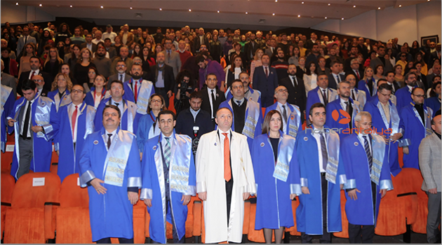 Üniversitede akademik tören