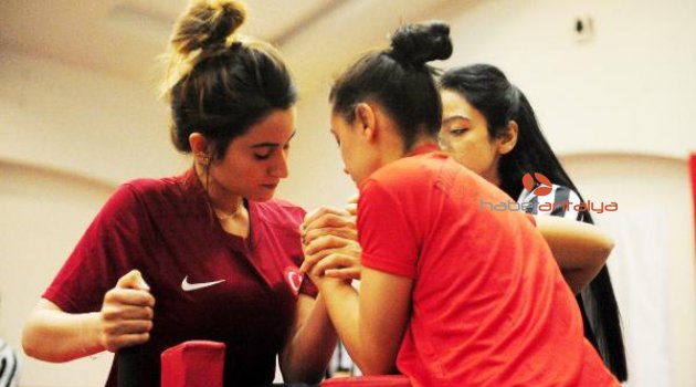 Üniversitelerarası Bilek Güreş Türkiye Şampiyonası başladı
