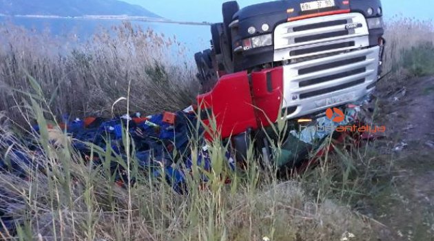 Üniversitelilerin otostop yapıp bindiği kamyon devrildi: 1 ölü, 3 yaralı