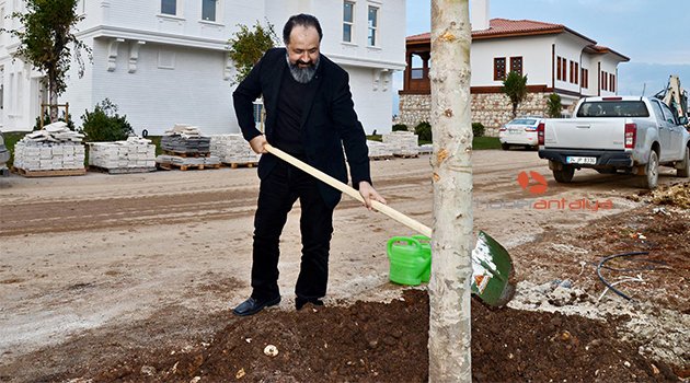 ÜNLÜ TİYATROCU EXPO 2016'YA ÇINAR AĞACI DİKTİ