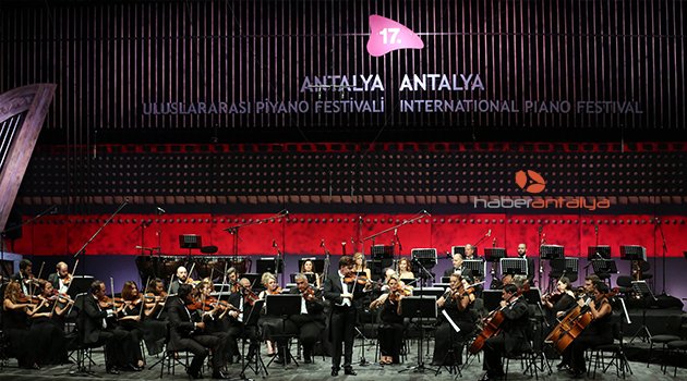 ÜNLÜ VİRTÜÖZÜNDEN, ANTALYA’YA MİSAFİRPERVERLİK ÖVGÜSÜ