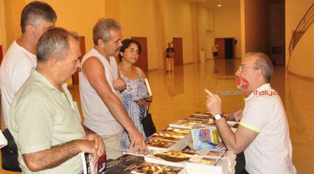 Ünlü yazarlar imza gününde