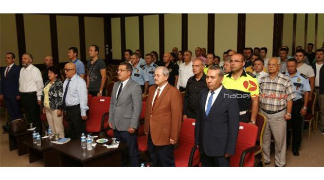 Uyuşturucu sempozyumunda boş salon emniyet müdürünü üzdü