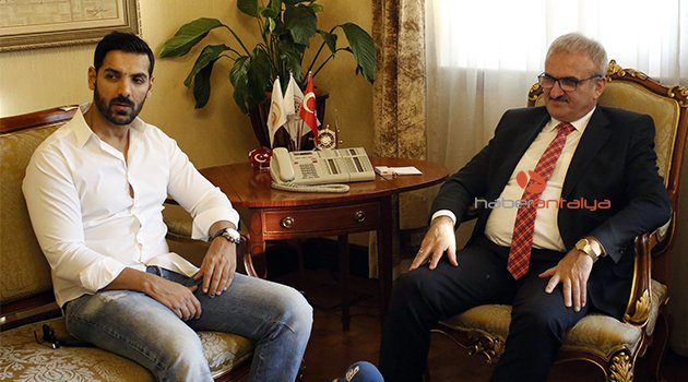 Vali Karaloğlu, Bollywood yıldızı Abraham’ı makamında kabul etti