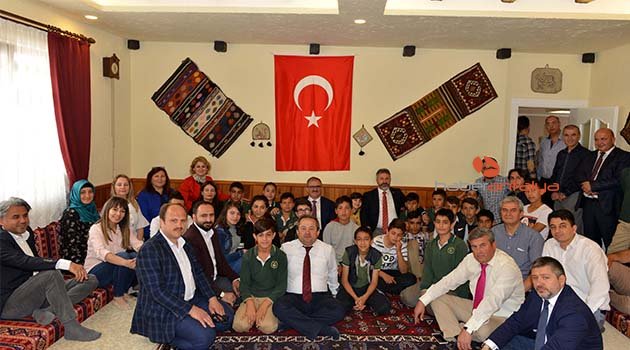 Vali Karaloğlu çocuklarla buluştu