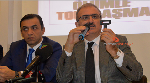 Vali Karaloğlu, emniyet kemeri sinyalini susturan tokaları çocuklarla kırdı