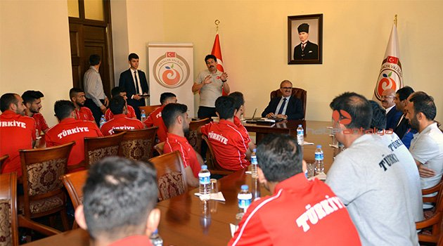 Vali Karaloğlu, Milli takımı kabul etti