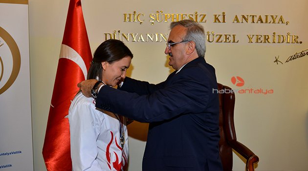 VALİ KARALOĞLU’NDAN BAŞARILI SPORCULARA ÖDÜL