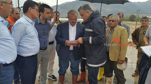 VALİ KARALOĞLU, YAĞIŞTAN ETKİLENEN ELMALI'DA İNCELEMEDE BULUNDU