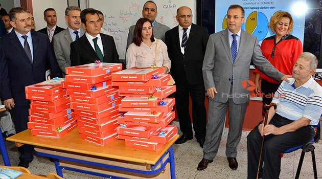 VALİ TÜRKER, ÖĞRENCİLERE TABLET BİLGİSAYAR DAĞITTI