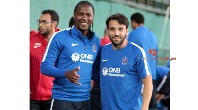 Volkan Şen ile Hugo Rodallega akşam antrenmanında dostluk pozu verdi