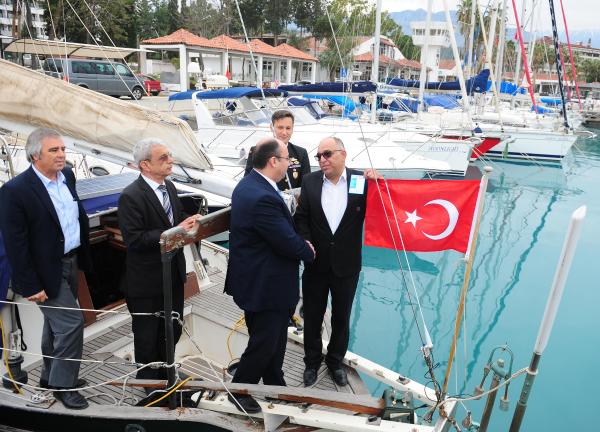 YABANCI BAYRAKLI YATA TÜRK BAYRAĞI