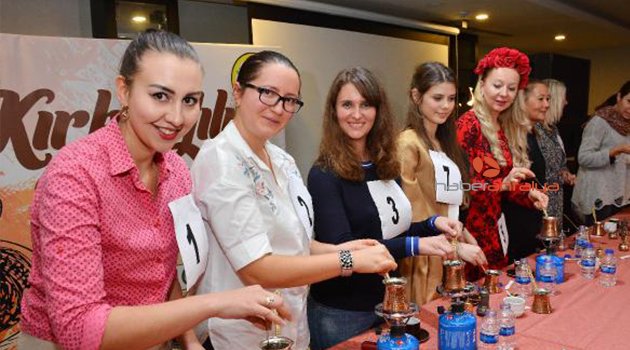 Yabancı kadınlar, en iyi Türk kahvesini yapmak için yarıştı