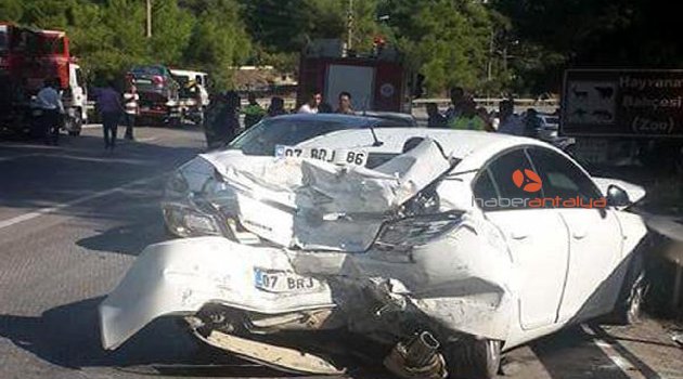 YAĞ DÖKÜLEN YOLDA ZİNCİRLEME KAZA, 15 ARAÇ HASARLI