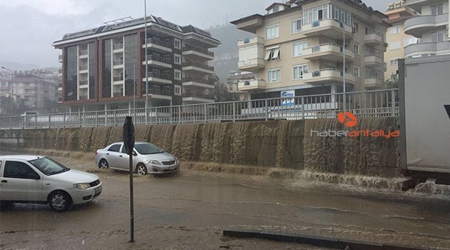 Yağmur şelale oldu, karayoluna aktı