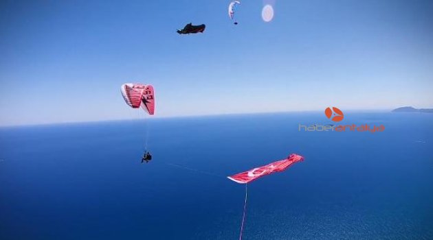 Yamaç paraşütçüleri gökyüzünde dev Türk bayrağı açtı