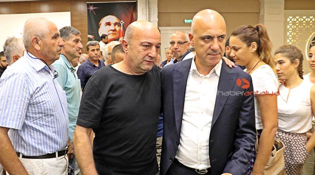 Yanan fabrikanın sahibi ile çalışanları gözyaşlarını tutamadı