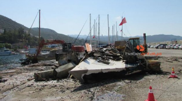 Yanan yatın enkazı çıkarıldı