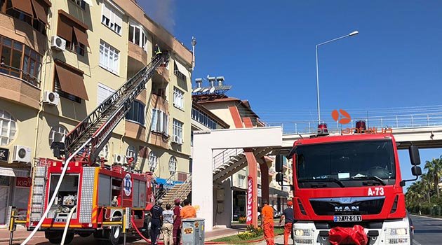Yangında mahsur kalan apartman sakinleri ile köpeklerini itfaiye kurtardı