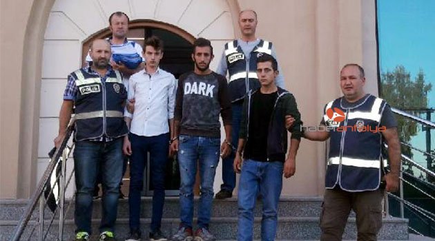Yaptıkları hırsızlıkları konuşurken yakalandılar
