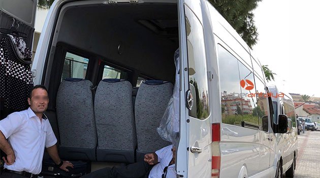 Yasak yerde park eden tur minibüsü şoförleri gazeteciyle tartıştı