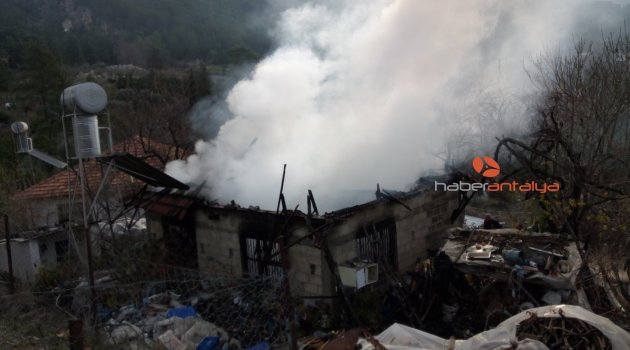 Yaşlı çiftin evi yangında kullanılamaz hale geldi