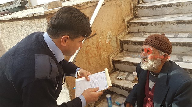 Yaşlı dilencinin cebinden içki kutusu çıktı
