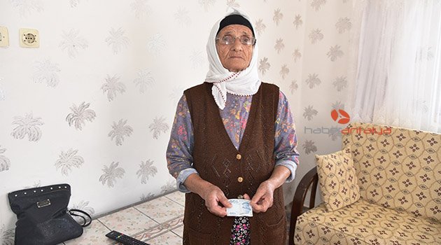 Yaşlı kadın 'kira param' deyince çaldığı 200 liranın yarısını bıraktı