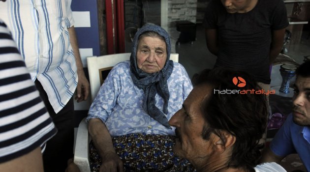 YAŞLI KADINI YANMAKTAN GÜVERCİNLERE YEM VEREN KOMŞUSU KURTARDI