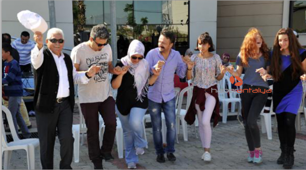 Yaşlı ve çocuklar partide buluştu