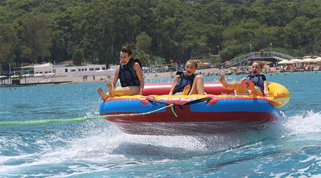 Yaz aylarında turistlerin vazgeçilmez eğlencesi su sporları
