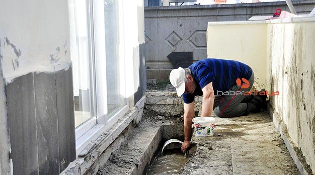 Yeni aldıkları evin balkonundan su çıktı