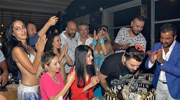 Yeni yaşını sahnede kutladı