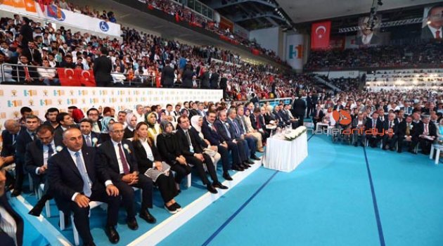 YENİDEN DAVUTOĞLU, ÇAVUŞOĞLU DA MKYK'DA
