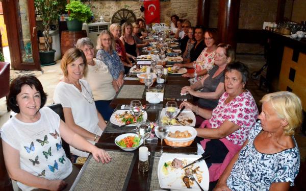 YERLEŞİK YABANCI KADINLAR KALEİÇİ'NDE BULUŞTU