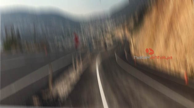 Yola kaya parçaları düştü