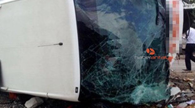 YOLCU OTOBÜSÜ DEVRİLDİ: 1 ÖLÜ 9 YARALI